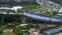 Bagian yang runtuh dari jembatan yang sedang dibangun di Mumbai, India (17/9/2021). Kondisi semua orang yang terluka stabil dan mereka menjalani perawatan di Rumah Sakit VN Desai, Santacruz. (AFP/Punit Paranjpe)