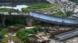 Bagian yang runtuh dari jembatan yang sedang dibangun di Mumbai, India (17/9/2021). Kondisi semua orang yang terluka stabil dan mereka menjalani perawatan di Rumah Sakit VN Desai, Santacruz. (AFP/Punit Paranjpe)