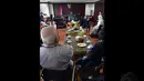 Ketua MPR RI, Zulkifli Hasan (menghadap lensa) berdiskusi dengan Persatuan Penyandang Disabilitas Indonesia di Gedung Parlemen Senayan, Jakarta, Senin (1/12). Pertemuan tersebut membahas RUU Penyandang Disabilitas. (Liputan6.com/Andrian Martinus Tunay)
