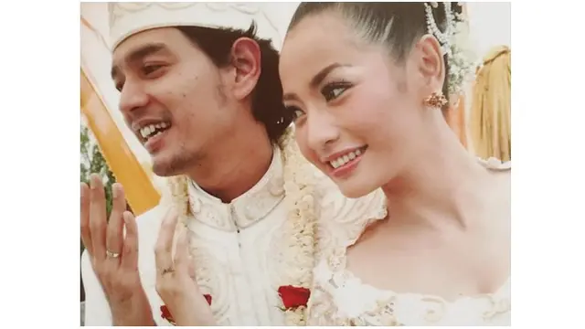 Hesti Purwadinata dan Edo Borne menikah pada 19 September 2010.