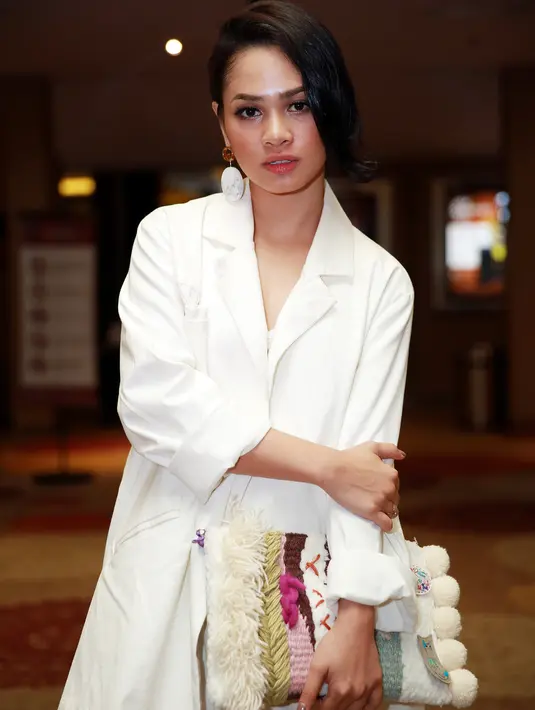 Dengan balutan gaun berwarna  putih, Andien nampak percaya diri hadir untuk berpartisipasi dalam acara Launching Iklan Pariwisata. 