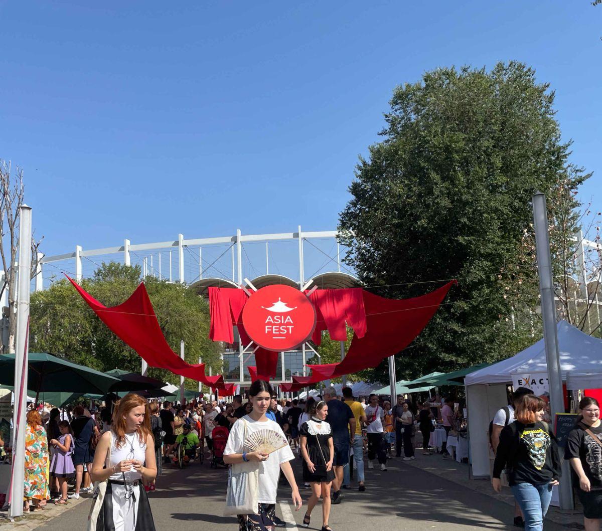 Pada festival ini, Indonesia menampilkan tarian tradisional budaya Bali dengan penari dari warga negara Rumania dan warga Indonesia.