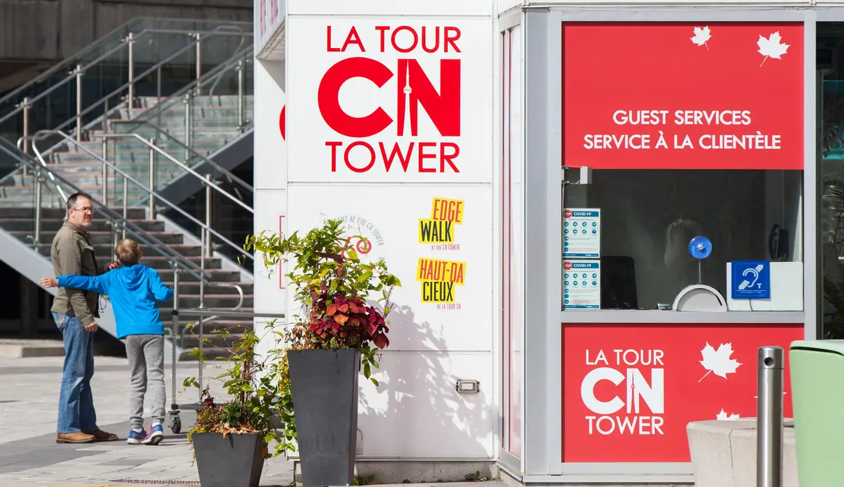 Sebuah konter layanan pengunjung terlihat tutup di pintu masuk CN Tower di Toronto, Kanada, pada 3 Oktober 2020. CN Tower kembali ditutup untuk umum pada Sabtu (3/10) di tengah melonjaknya kasus COVID-19. (Xinhua/Zou Zheng)