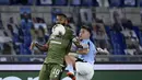 Bek Lazio, Patricio Gabarron, berebut bola dengan gelandang Cagliari, Joao Pedro, pada laga lanjutan Serie A pekan ke-35 di Stadio Olimpico, Jumat (24/7/2020) dini hari WIB. Lazio menang 2-1 atas Cagliari.(AFP/Filippo Monteforte)