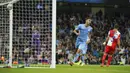 Pada menit ke-71 Manchester City menambah keunggulan menjadi 4-1. Ferran Torres berhasil memaksimalkan umpan yang dikirim Phil Foden ke arah tiang jauh. (AP/Dave Thompson)