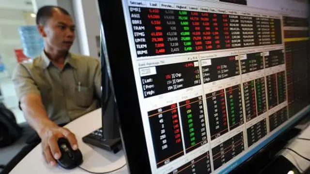 pialang saham mengamati pergerakan saham di BEI. doc/merdeka.com