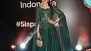 Ia kenakan customed dress dengan detail korset berpayet emerald dan rok flowy dari Ivan Gunawan [@tasyafarasya]