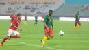 Penyerang Timnas Indonesia, Ferdinan Sinaga berusaha melewati pemain Kamerun pada laga uji coba di Stadion Gelora Delta Sidoarjo, Rabu (25/3/2015). Kamerun Menang 1-0 atas Indonesia. (Liputan6.com/Herman Zakharia)