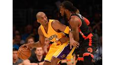 Pemain Los Angeles Lakers, Kobe Bryant (kiri) berduel dengan Pemain Toronto, Raptors DeMarre Carroll pada lanjutan NBA di Staples Center, Sabtu (21/11/2015). Toronto Raptors menang 102-91. (Reuters/Mandatory Credit: Kelvin Kuo-USA TODAY Sports)