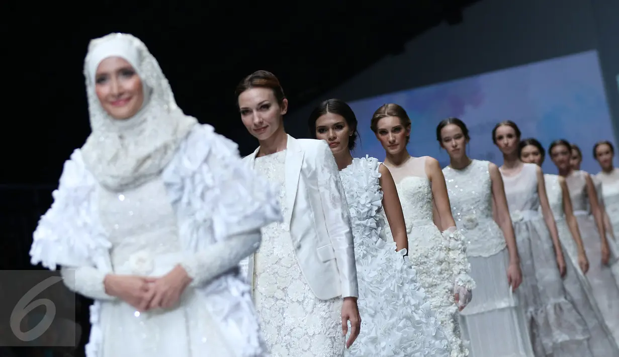 Sejumlah model membawakan busana rancangan Barli Asmara pada hari kedua Jakarta Fashion Week (JFW) 2016 di Senayan city, Jakarta, Minggu (25/10/2015). Barli juga lebih banyak bereksplorasi dengan material dan teknik rumit pada koleksi kali ini