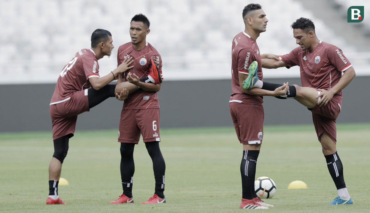 Pemain Persija Jakarta saat latihan jelang laga perdana Liga 1 di SUGBK, Jakarta, Kamis (22/3/2018). Persija akan berhadapan dengan Bhayangkara FC. (Bola.com/M Iqbal Ichsan)