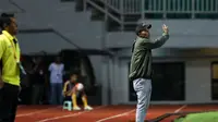 Pelatih PS TNI, Suharto AD memberikan instruksi kepada timnya saat melawan Barito Putra pada laga Torabika SC 2016 di Stadion Pakansari, Bogor, Jumat (22/7/2016). (Bola.com/Nicklas Hanoatubun)