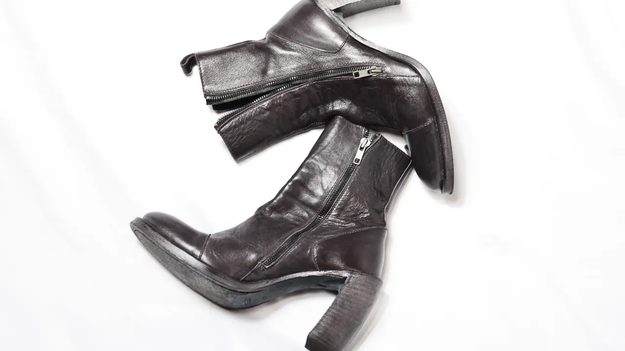 How To: 4 Cara Ampuh Bersihkan Noda dan Jamur di Sepatu Kulit agar Kembali Kinclong