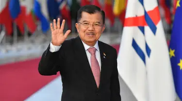 Wakil Presiden Indonesia, Jusuf Kalla melambaikan tangan saat tiba menghadiri pembukaan KTT ASEM (Asia-Europe Meeting) ke-12 di Brussels, Belgia, (18/10). (AFP Photo/Emmanuel Dunand)