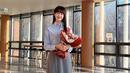 Selain visualnya, ibu 3 anak ini dikenal punya selera fashion yang modis sebagai penunjang tampilan awet mudanya. [Foto: IG/yowon_official].
