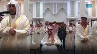 Raja Salman melaksanakan sholat id di hari raya lebaran pada Jumat 21 April 2023. Dok: Twitter Saudi Press Agency&nbsp;