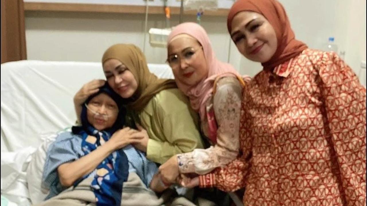 7 Potret Kondisi Dina Mariana Bersama Chintami Atmanagara, Sempat Jenguk Sebelum Diumumkan Meninggal