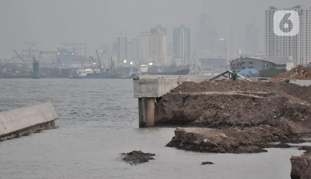 Kondisi tanggul laut National Capital Integrated Coastal Development (NCICD) dan permukaan tanah yang  jebol di Pelabuhan Muara Baru, Jakarta, Rabu (4/12/2019). Lokasi jebolnya tanggul sepanjang 100 meter itu berada dekat dengan proyek tanggul garapan Kementerian PUPR. (merdeka.com/Iqbal S Nugroho)