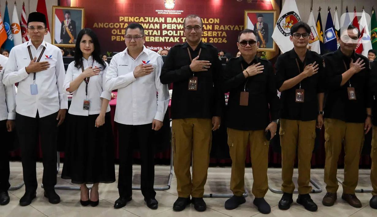 Tim verifikator berfoto bersama dengan Ketua Umum Partai Perindo Hary Tanoesoedibjo  seusia menyerahkan dokumen daftar bakal calon legislatif di Gedung KPU, Jakarta, Minggu (14/5/2023). (Liputan6.com/Herman Zakharia)