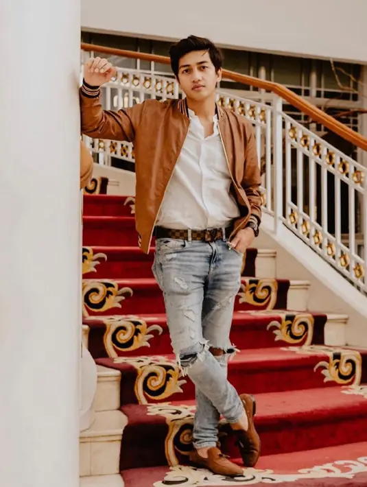 Harris Vriza juga Cowok ini juga tergabung dalam geng hits para artis muda The Gabuts. Di akun Instagramnya, ia pernah melakukan pemotretan dengan geng tersebut. Pria 26 tahun ini juga terlihat begitu akrab dengan para anggotanya. (Liputan6.com/IG/@harrisvriza)