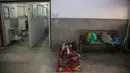 Seorang anggota keluarga pasien COVID-19 beristirahat di koridor bangsal gawat darurat sebuah rumah sakit di Kathmandu, Rabu (5/5/2021). Nepal kewalahan oleh lonjakan Covid-19 ketika wabah India menyebar ke seluruh Asia Selatan. (AP Photo/Niranjan Shrestha)