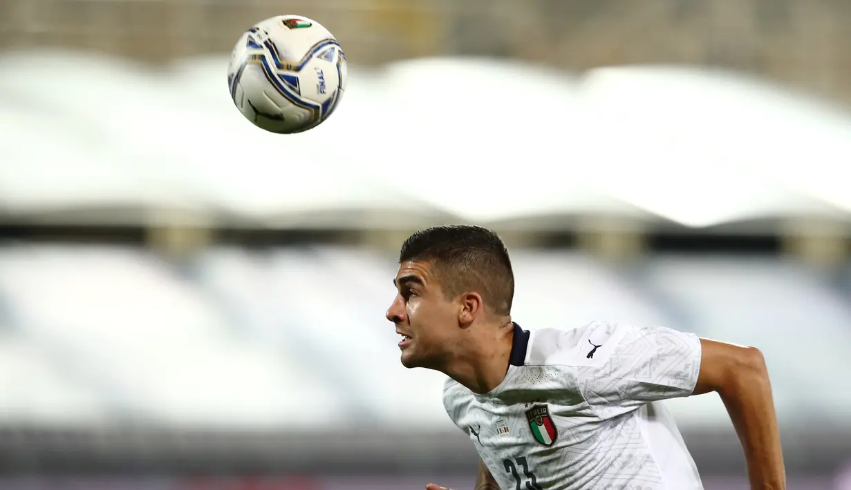 Penyerang Italia, Gianluca Mancini munyundul bola saat bertanding melawan Moldova pada pertandingan persahabatan di stadion Artemio-Franchi di Florence, Tuscany (7/10/2020). Italia menang besar 6-0 atas Moldova. (AFP/Isabella Bonotto)