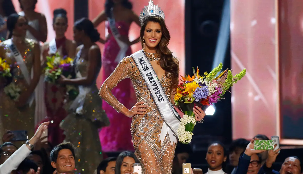 Miss Prancis, Iris Mittenaere berpose setelah dinobatkan menjadi Miss Universe 2016 di Manila, Filipina, Senin (30/1). Iris Mittenaere terpilih sebagai pengganti ratu tercantik sejagad sebelumnya, Pia Alonzo Wurtzbach. (AP Photo/Bullit Marquez)