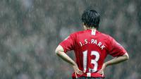 Park Ji Sung mengenakan nomor punggung 13 selama tujuh tahun berkarier di Manchester United. Ia mencatatkan 28 gol dan 29 assist dari 204 penampilan bersama The Red Devils di semua kompetisi. (AFP/Paul Ellis)