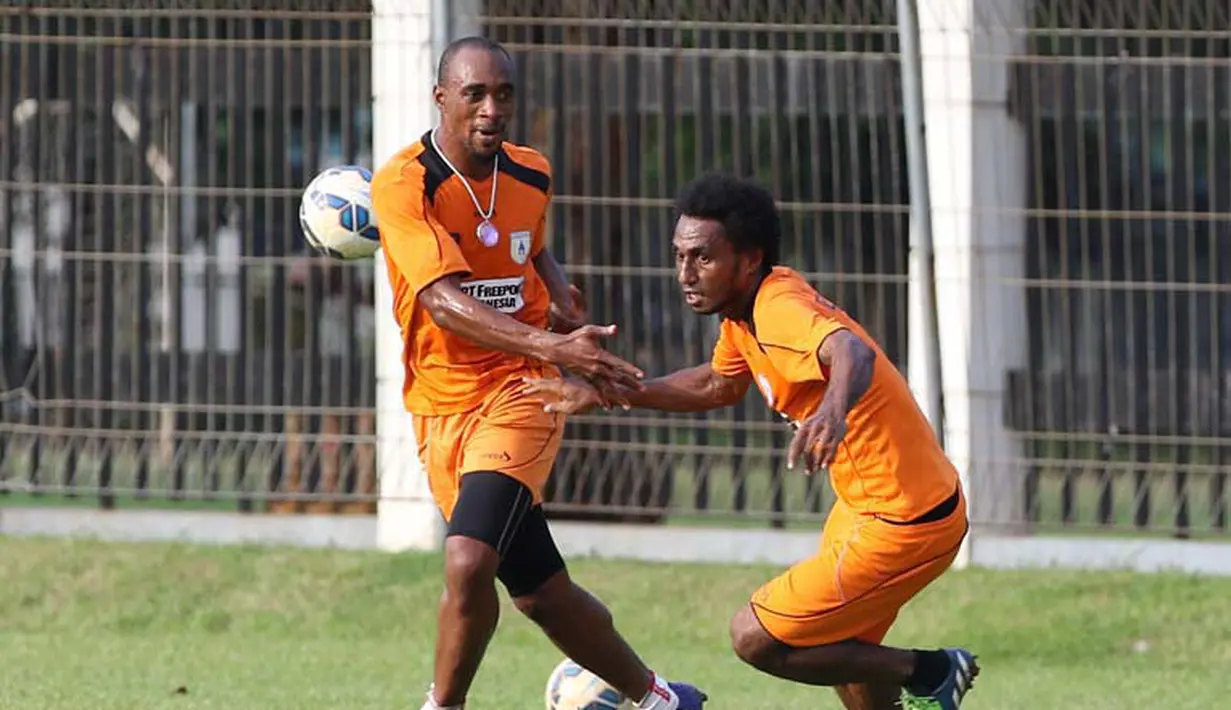 Pemain Persipura Lancine Kone (kiri) berebut bola dengan Izaac Wanggai saat berlatih di Lapangan C Gelora Bung Karno, Senayan, Jakarta. Selasa (5/5). (bola.com/Arief Bagus)