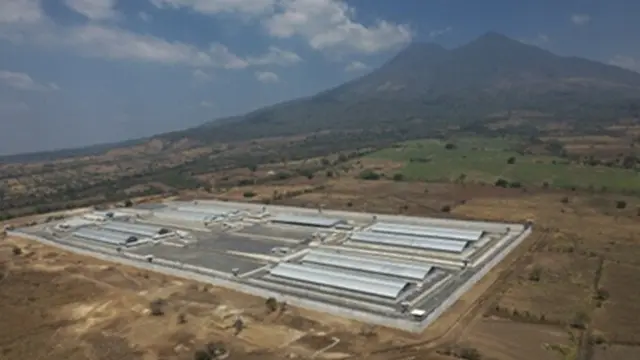 Pusat Penahanan Terorisme atau CECOT di Tecoluca, El Salvador. Foto diambil pada 5 Maret 2023. (Dok. AP/Salvador Melendez)