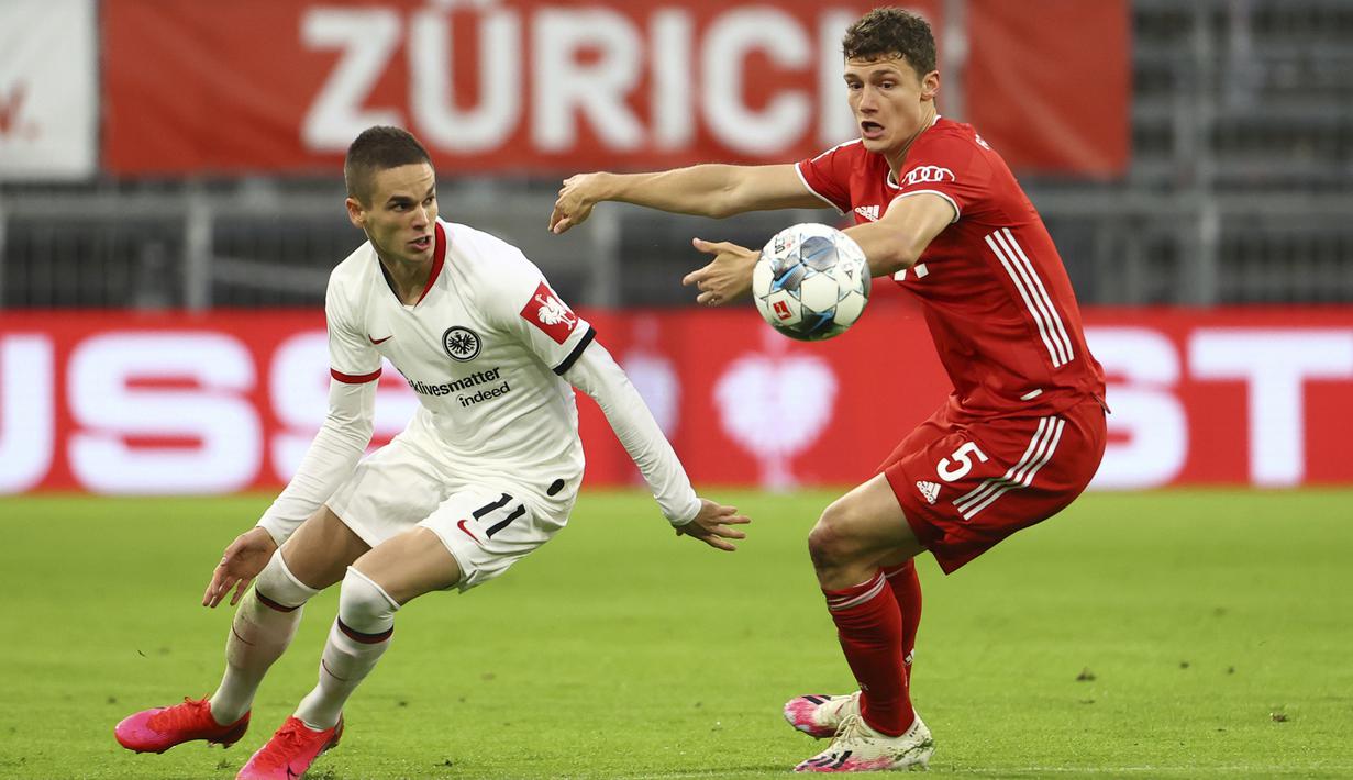 Bek Bayern Munchen, Benjamin Pavard, berebut bola dengan pemain Eintracht Frankfurt, Mijat Gacinovic, pada laga Piala Jerman di Allianz Arena, Rabu (10/6/2020). Bayern Munchen menang 2-1 atas Eintracht Frankfurt. (AP/Kai Pfaffenbach)