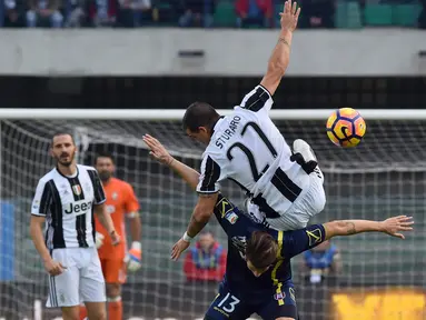 Pemain Chievo Verona, Mariano Izco (bawah) berduel dengan pemain Juventus, Stefano Sturaro (atas) pada laga Serie A di Bentegodi Stadium, (6/11/2016). (AFP/Giuseppe Caace)