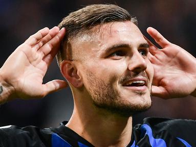 Striker Inter Milan, Mauro Icardi, merayakan gol yang dicetaknya ke gawang AC Milan pada laga Serie A Italia di Stadion San Siro, Milan, Minggu (21/10). Inter menang 1-0 atas Milan. (AFP/Marco Bertorello)