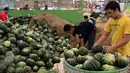 Pekerja merapikan buah blewah di Pasar Induk Kramat Jati, Jakarta, Selasa (9/6/2015). Jelang Ramadan, Semangka dijual Rp7.000/kg sedangkan Blewah Rp6.000/kg. (Liputan6.com/Helmi Afandi)