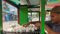 Pedagang pempek panggang, makanan khas Palembang Sumsel (Liputan6.com / Nefri Inge)