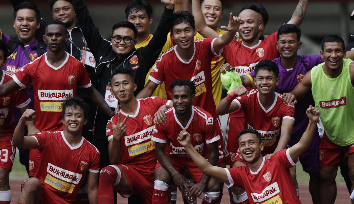 Pemain Perseru Badak Lampung FC merayakan kemenangan atas Bhayangkara FC pada laga Liga 1 2019 di Stadion Patriot, Bekasi, Jumat (16/8). Bhayangkara FC takluk 0-1 dari Badak Lampung FC. (Bola.com/M Iqbal Ichsan)