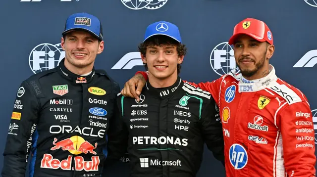 (Dari kiri) Pembalap Red Bull Racing asal Belanda, Max Verstappen, yang berada di posisi kedua, pembalap Mercedes asal Italia, Kimi Antonelli, yang meraih pole position, dan pembalap Ferrari asal Inggris, Lewis Hamilton, yang berada di posisi ketiga, berpose setelah berkompetisi dalam sesi kualifikasi di sirkuit jalanan Monako, menjelang Grand Prix F1 Monako, pada 6 Juni 2026. (Andrej ISAKOVIC/AFP)