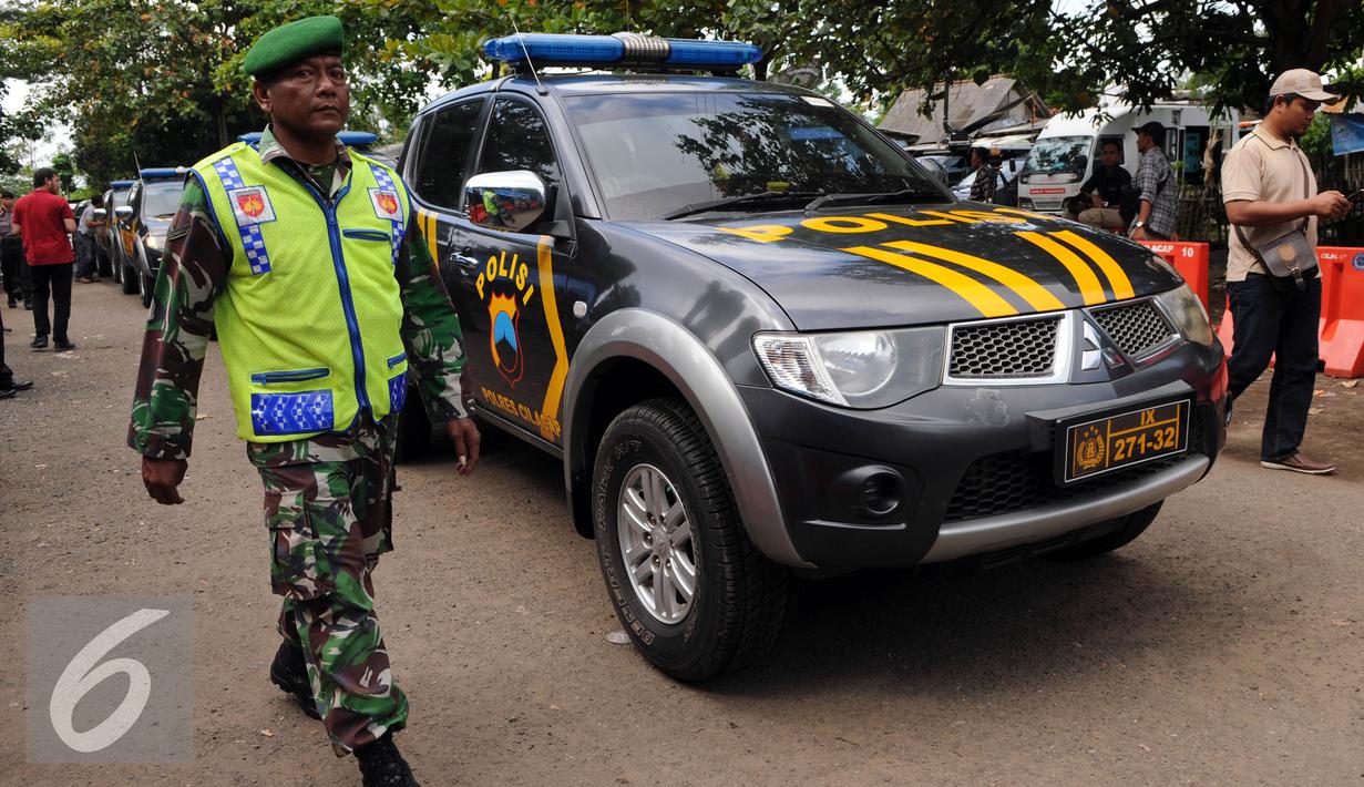 Suasana keberangkatan 17 mobil taktis Polri ke Pulau Nusakambangan, Cilacap, Jateng, Rabu (27/7). Kendaraan tersebut akan digunakan untuk operasional dalam persiapan eksekusi terpidana mati. (Liputan6.com/Helmi Afandi)