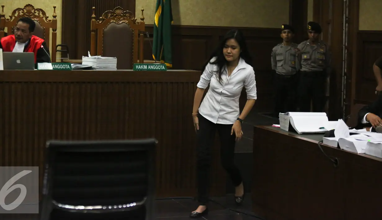 Jessica Kumala Wongso saat menjalani sidang lanjutan di PN Jakarta Pusat, Senin (29/8). Agenda sidang tersebut menghadirkan dua saksi, yakni dokter dari Rumah Sakit Abdi Waluyo yang menangani Mirna. (Liputan6.com/Faizal Fanani)