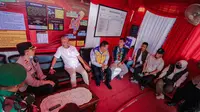 Penjabat Wali Kota Bandung, Bambang Tirtoyuliono di pos pengamanan mudik lebaran, Bundaran Cibiru, Kota Bandung (6/4/2024).