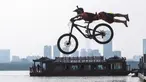 Seorang pesepeda melompat ke Danau Timur menggunakan sepeda BMX dalam ajang tahunan festival lompat air (water jump) BMX di Wuhan, ibu kota Provinsi Hubei, China tengah, pada 22 Agustus 2020. (Xinhua/Xiao Yijiu)