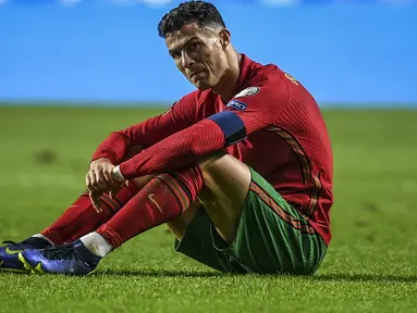 Bintang sekaligus kapten Timnas Portugal, Cristiano Ronaldo menjadi sosok yang paling terpukul atas kekalahan 1-2 dari Serbia yang berakibat melayangnya tiket lolos langsung ke Putaran Final Piala Dunia 2022 di Qatar. A Selecao pun harus berjuang di babak play-off. (AFP/Patricia De Melo Moreira)