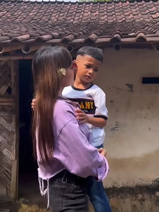 Cinta Laura bersama anak-anak asuhnya (Instagram/claurakiehl)