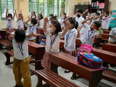 Siswa berpartisipasi dalam kelas di sekolah umum di Kota Quezon, Filipina pada Rabu (2/11/2022). Jutaan siswa kembali ke sekolah umum di seluruh Filipina saat pemerintah memberlakukan kembali pembelajaran di kelas secara tatap muka setelah lebih dari dua tahun lockdown akibat pandemi virus corona. (AP Photo/Aaron Favila)