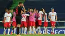 Pemain RB Leipzig merayakan kemenangan atas Atletico Madrid pada perempat final Liga Champions 2019/2020 di Estadio Jose Alvalade, Jumat (14/8/2020) dini hari WIB. RB Leipzig menang 2-1 atas Atletico Madrid. (AFP/Miguel A. Lopes/pool)