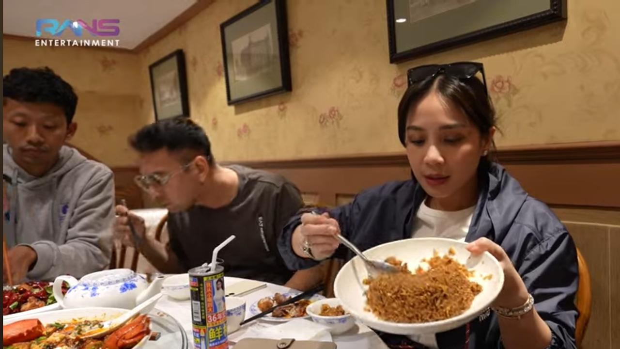 5 Potret Nagita Slavina Senyum Lebar Jajal Kuliner di Shanghai, Bandingkan dengan di Guangzhou