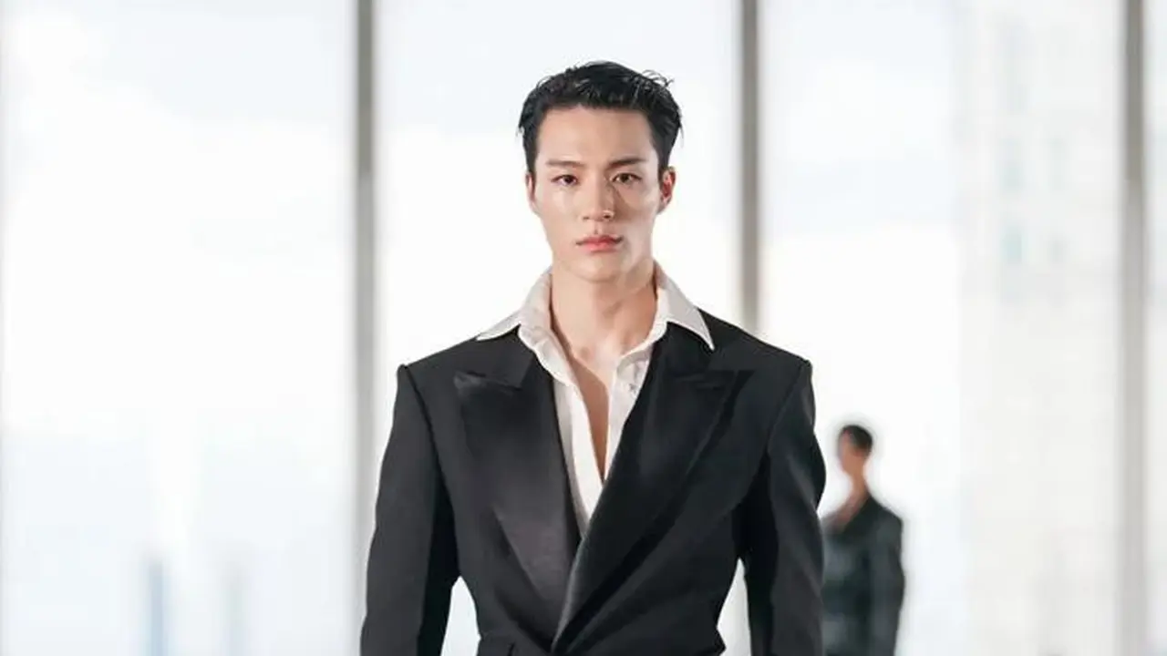 Gaya Jeno NCT Melenggang di Runway New York Fashion Week, Tampil Gagah Pakai Jas Backless