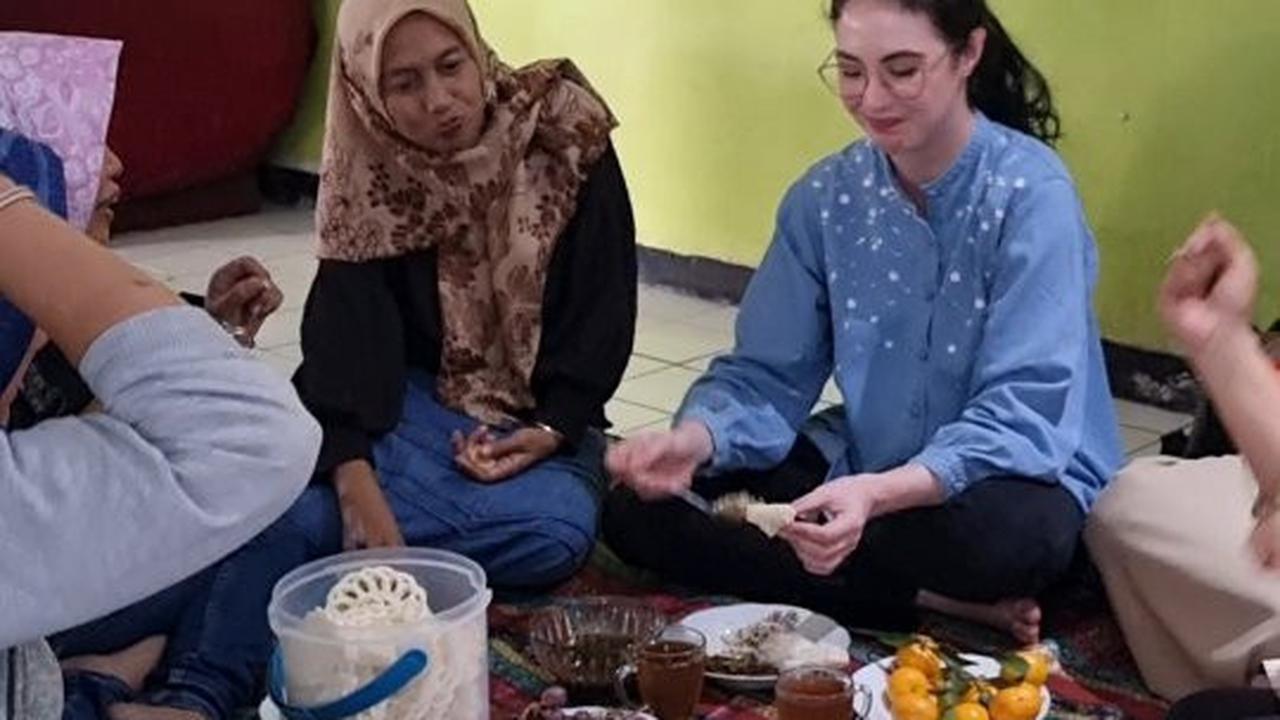 Arumi Bachsin juga turut serta dalam arisan sambil makan bareng ibu-ibu, lho.<br>