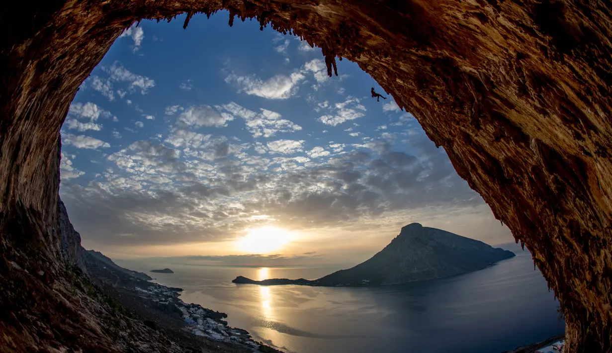 Pendaki asal AS, Sasha DiGiulian berusaha menaklukan tebing di Pulau Kalymnos, Yunani, 9 November 2017. Wanita 25 tahun ini sebelumnya berhasil menaklukkan puncak Mora Mora di Madagaskar setinggi 700 meter. (Alex Grymanis/Red Bull Content Pool via AP)