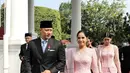 Kebayanya hadir dengan detail round neck dan dihiasi payetan yang mewah. Kebayanya dilengkapi dengan songket untuk bawahan dan selendang.   [@ruby_26].